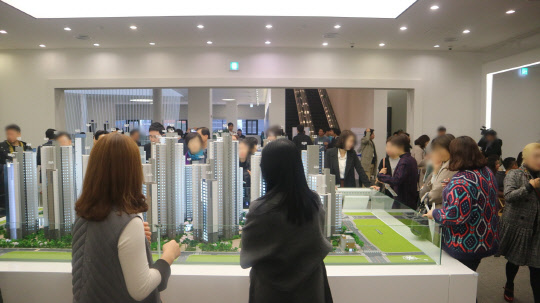 올해 청약제도 개편 전 마지막으로 강남권에 분양됐던 래미안 리더스원 견본주택. <이상현 기자>